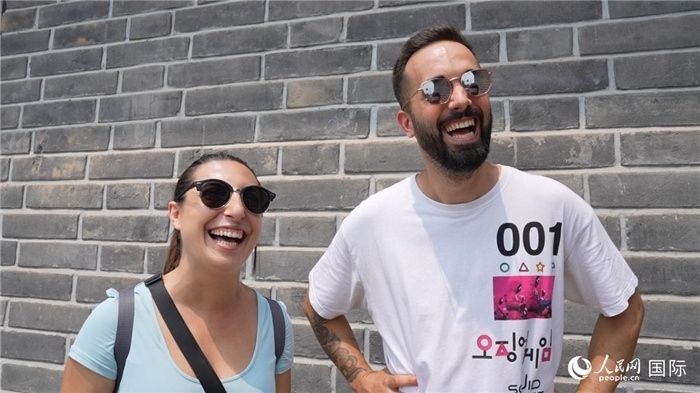 圖為西班牙籍游客塔瑪拉·魯伊斯·查莫羅（左）和馬克·普拉達·巴約納（右）。人民網記者 吳超嵐攝
