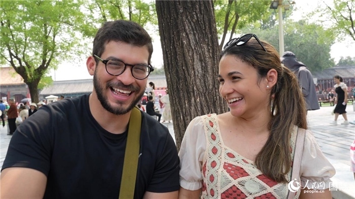 圖為巴拿馬籍游客阿德里安·岡薩雷斯（Adrian Gonzalez）（左）和丹尼斯·岡薩雷斯（Denisse Gonzalez）（右）。人民網記者 吳超嵐攝