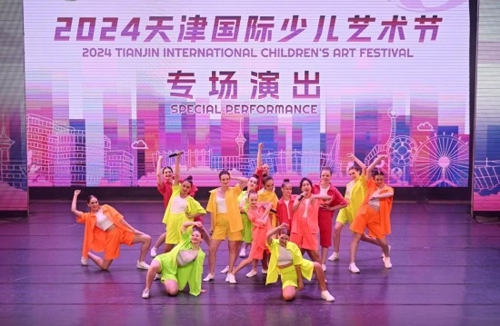 7月22日，來自俄羅斯的舞蹈團(tuán)演員在藝術(shù)節(jié)上展演。新華社記者 趙子碩 攝