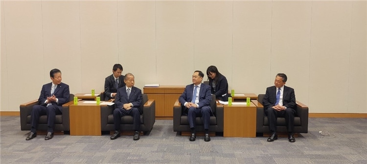 4月11日，楊萬(wàn)明會(huì)長(zhǎng)在東京會(huì)見(jiàn)日中友好議員聯(lián)盟會(huì)長(zhǎng)二階俊博（左二）。中國(guó)人民對(duì)外友好協(xié)會(huì)供圖