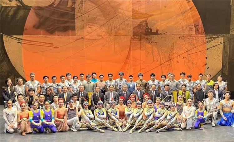 4月12日，中國(guó)人民對(duì)外友好協(xié)會(huì)會(huì)長(zhǎng)楊萬(wàn)明、駐日大使吳江浩及來(lái)自36國(guó)70位駐日使節(jié)代表等現(xiàn)場(chǎng)觀看中國(guó)雜技團(tuán)東京公演。中國(guó)人民對(duì)外友好協(xié)會(huì)供圖