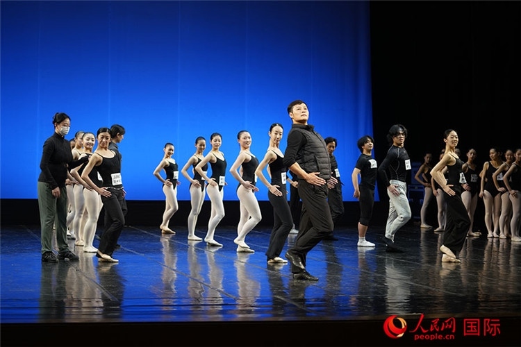 3月26日，松山芭蕾舞團(tuán)青年代表團(tuán)成員在中央芭蕾舞團(tuán)交流學(xué)習(xí)。人民網(wǎng)記者 張麗婭攝