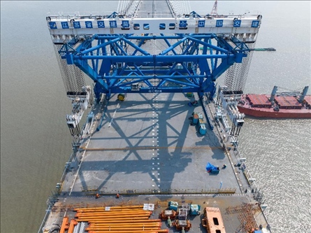 △ 圖為我國(guó)自主研發(fā)的世界最大噸位橋面吊機(jī)。