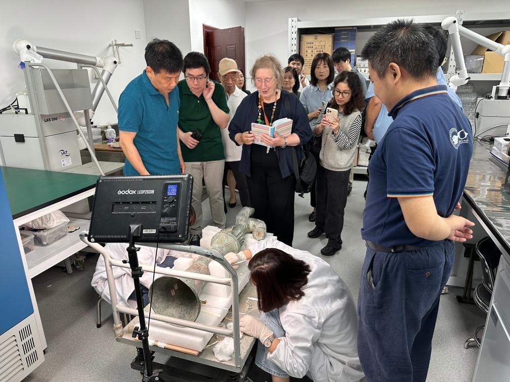 2024年5月28日，英國考古學(xué)家、牛津大學(xué)教授杰西卡·羅森在文物保護修復(fù)實驗室觀摩文物。新華社發(fā)（四川省文物考古研究院供圖）