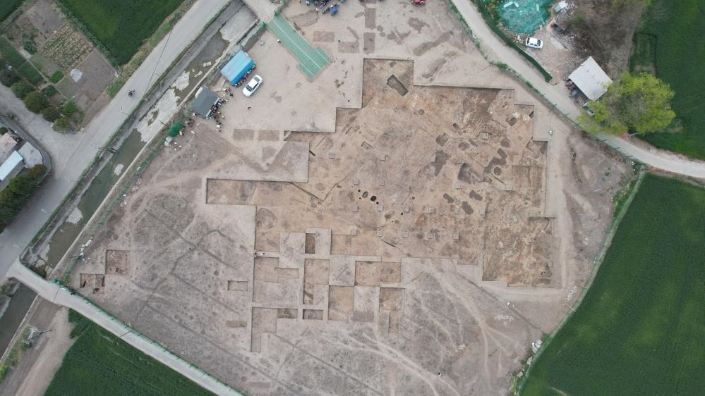 這是2024年3月23日拍攝的四川省廣漢市三星堆遺址發(fā)掘區(qū)（無人機照片）。新華社發(fā)（四川省文物考古研究院供圖）