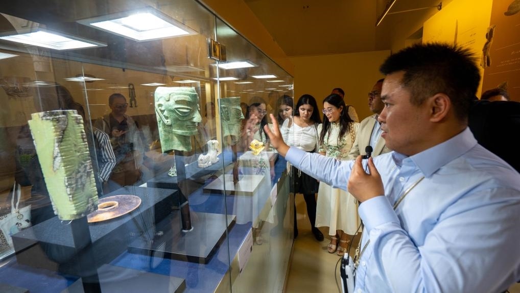 2024年6月14日，冉宏林在埃及開羅舉辦的“三星堆·金沙”主題數(shù)字展上向埃及公眾介紹三星堆文化。新華社發(fā)（四川省文物考古研究院供圖）