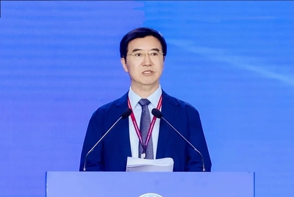 杜玉波在第八屆產(chǎn)教融合發(fā)展大會(huì)上作主旨報(bào)告。中國(guó)高等教育學(xué)會(huì)供圖