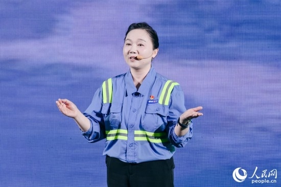 黃英紅講述在互聯(lián)網(wǎng)“種地”的故事。人民網(wǎng)攝