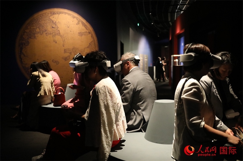 嘉賓在展覽“傳奇之旅：馬可·波羅與絲綢之路上的世界”VR體驗區(qū)參觀。人民網(wǎng) 殷韜攝