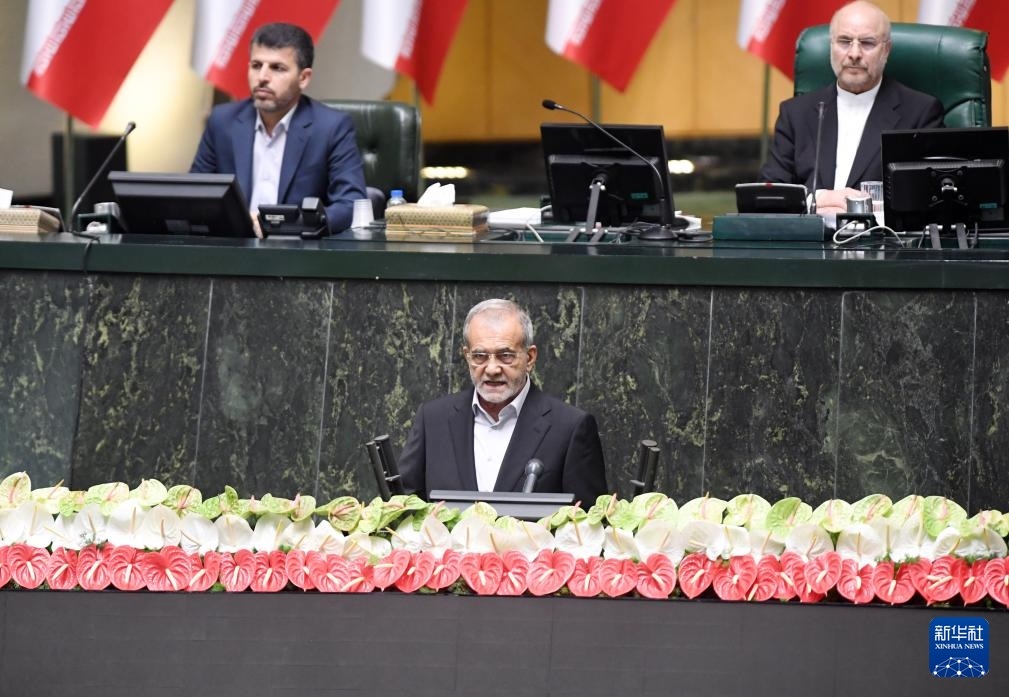 7月30日，佩澤希齊揚(yáng)（前）在伊朗德黑蘭的伊朗議會(huì)宣誓就任伊朗總統(tǒng)后發(fā)表就職演說(shuō)。新華社記者 沙達(dá)提 攝