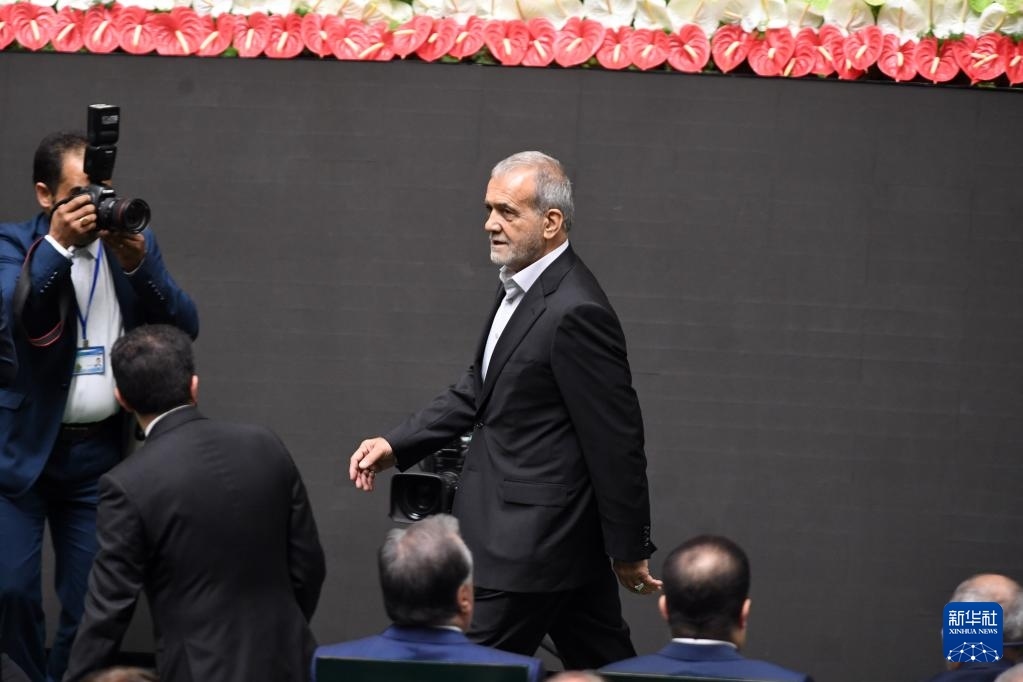 7月30日，在伊朗德黑蘭的伊朗議會(huì)，佩澤希齊揚(yáng)（中）抵達(dá)總統(tǒng)就職典禮現(xiàn)場(chǎng)。新華社記者 沙達(dá)提 攝