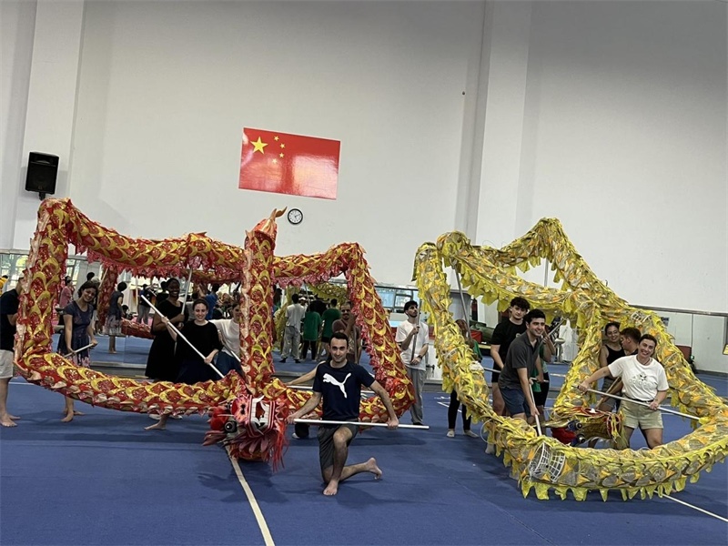 在中國和巴西共迎兩國建交50周年之際，巴西圣保羅州立大學(xué)孔子學(xué)院今年7月成功組織多批、近40名巴西青少年來華進行短期訪問交流，圖為訪問團成員在中國參加文化體驗活動。 巴西圣保羅州立大學(xué)孔子學(xué)院供圖