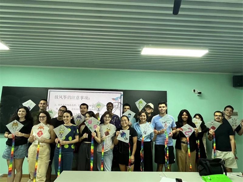 在中國和巴西共迎兩國建交50周年之際，巴西圣保羅州立大學(xué)孔子學(xué)院今年7月成功組織多批、近40名巴西青少年來華進行短期訪問交流，圖為訪問團成員參加文化體驗活動。 巴西圣保羅州立大學(xué)孔子學(xué)院供圖