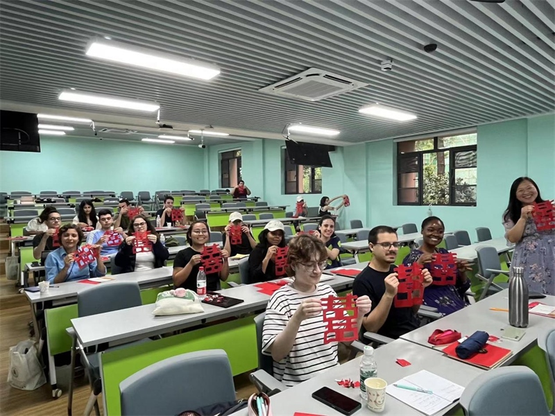 在中國和巴西共迎兩國建交50周年之際，巴西圣保羅州立大學(xué)孔子學(xué)院今年7月成功組織多批、近40名巴西青少年來華進行短期訪問交流，圖為訪問團成員參加文化體驗活動。 巴西圣保羅州立大學(xué)孔子學(xué)院供圖