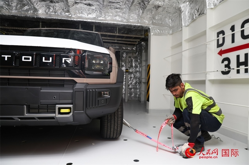 工人正在進(jìn)行卸車作業(yè)。人民網(wǎng)記者任皓宇攝