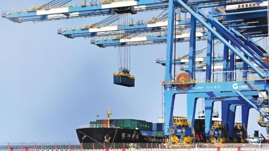自動化起重機在中國（廣西）自由貿(mào)易試驗區(qū)欽州港吊裝集裝箱。（圖片來源：新華社）