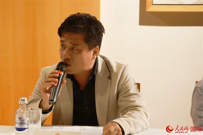 巴西中國(guó)浙江商會(huì)會(huì)長(zhǎng)鄭俠茂在座談會(huì)上致辭。人民網(wǎng)記者 陳海琪攝