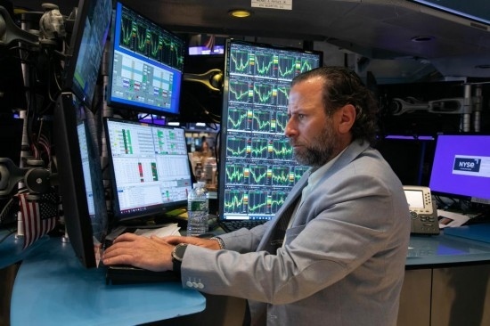 5月3日，交易員在美國紐約證券交易所交易大廳工作。新華社發(fā)（郭克攝）