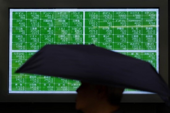 8月2日，在日本東京，行人經(jīng)過一處股指信息電子顯示屏。新華社記者張笑宇攝
