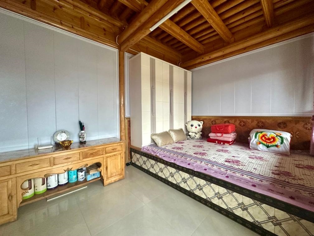 圖為7月13日拍攝的喇德?tīng)D家維修加固后的房屋一角。新華社記者 張子琪 攝