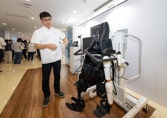 2024年5月24日，在位于上海市嘉定區(qū)的上海交通大學(xué)醫(yī)學(xué)院附屬瑞金醫(yī)院腫瘤質(zhì)子中心，工作人員介紹由瑞金醫(yī)院醫(yī)生和醫(yī)療公司共同研發(fā)的用于恢復(fù)患者下肢的醫(yī)療機器人。新華社記者 王翔 攝