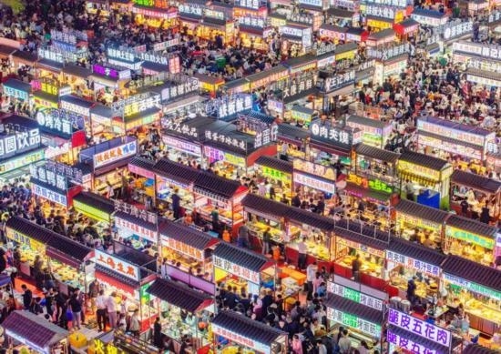 2024年4月21日，人們在河北省正定縣小商品夜市品嘗美食（無人機照片）。新華社發(fā)（武志偉 攝）