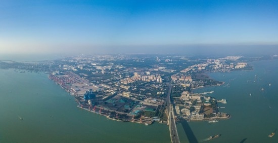 海南自貿(mào)港重點園區(qū)——洋浦經(jīng)濟開發(fā)區(qū)（2023年12月31日攝，無人機全景照片）。新華社記者 蒲曉旭 攝