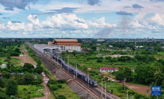 8月5日，由老撾籍火車司機(jī)獨(dú)立駕駛的滿載貨物的列車駛出萬象站，向中國(guó)昆明進(jìn)發(fā)（無人機(jī)照片）。新華社發(fā)（楊永全 攝）