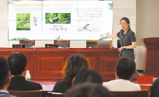 圖②：法官給旁聽群眾講解破壞生態(tài)環(huán)境的危害和法律后果。