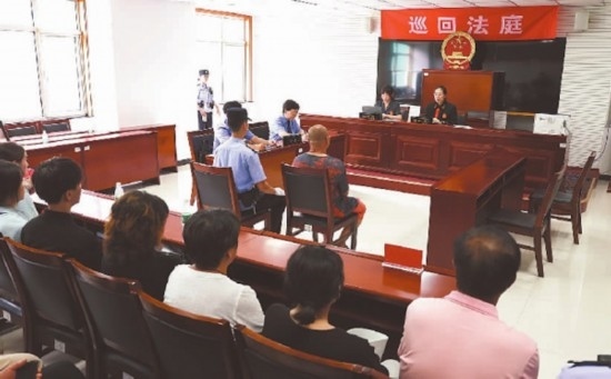 圖①：庭審現(xiàn)場。