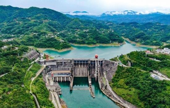 這是陜西安康水電站大壩（2024年6月21日攝，無人機照片）。新華社記者 蔡湘鑫 攝