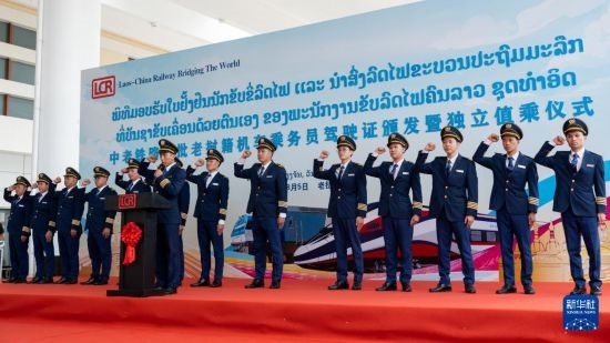8月5日，在中老鐵路萬象站，中老鐵路首批14名老撾籍火車司機(jī)進(jìn)行宣誓。新華社發(fā)（凱喬 攝）