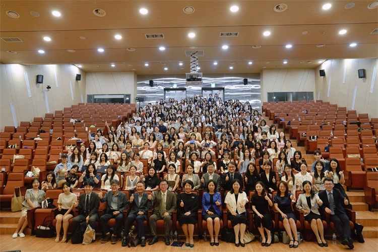 8月5日，第十一屆在韓國際中文教育志愿者崗中培訓舉行開班儀式。圖為活動現(xiàn)場合影。 教育部中外語言交流合作中心供圖