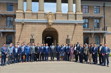 （與會人員合影留念。駐肯使館供圖）