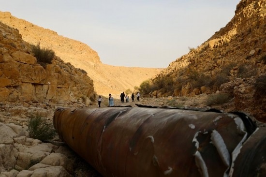 這是4月28日在以色列南部城市阿拉達附近拍攝的伊朗導彈殘骸。新華社發(fā)（賈馬爾·阿瓦德攝）