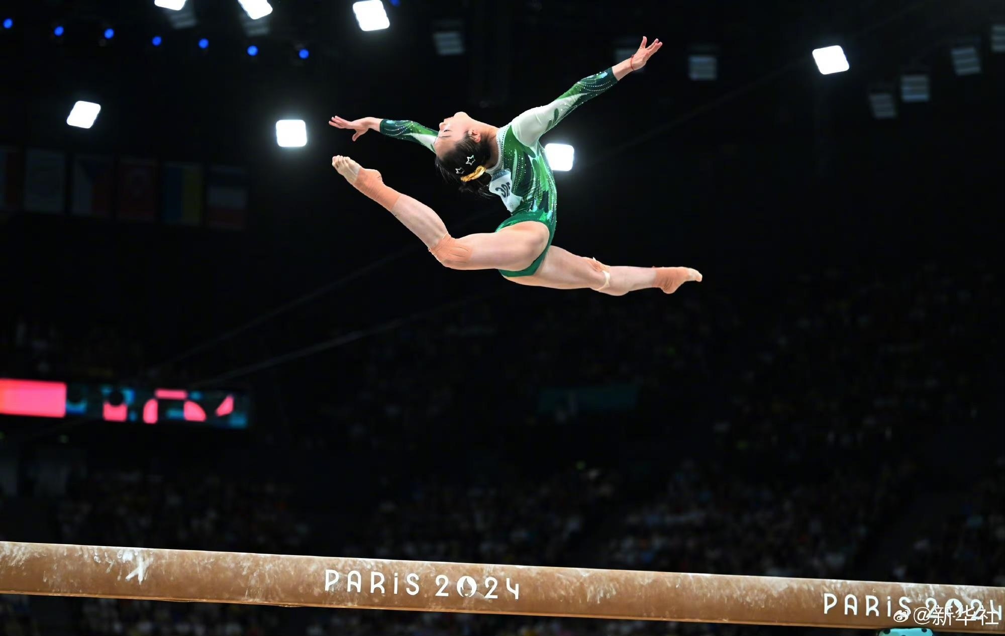 巴黎奧運會體操女子平衡木比賽中，中國選手周雅琴的靚麗身姿