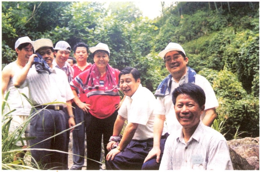 1999年6月，習(xí)近平在福州森林公園參加紀(jì)念毛主席“發(fā)展體育運動，增強人民體質(zhì)”題詞47周年登山健身活動。（資料照片，來源：《習(xí)近平在福建》（下））