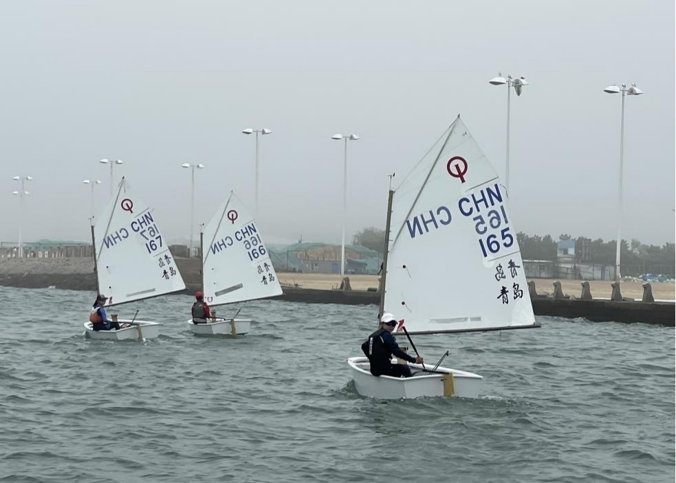 青島市嶗山區(qū)中韓小學(xué)帆船社團(tuán)進(jìn)行帆船訓(xùn)練。青島市嶗山區(qū)教育和體育局供圖