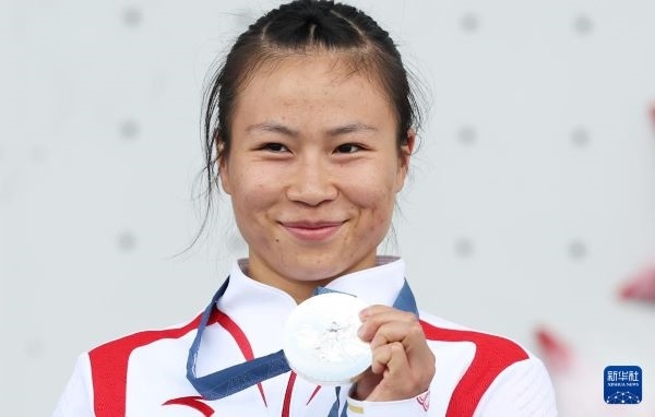 北京時間8月7日，在巴黎奧運會攀巖女子速度賽比賽中，中國選手鄧麗娟獲得銀牌。圖為亞軍中國選手鄧麗娟在頒獎儀式上。新華社記者 高靜 攝