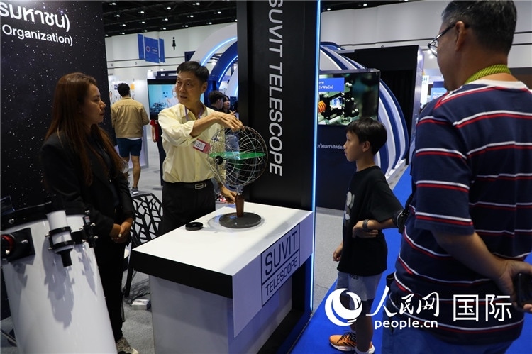 專家向觀眾講述航天知識。人民網(wǎng)記者簡承淵攝。