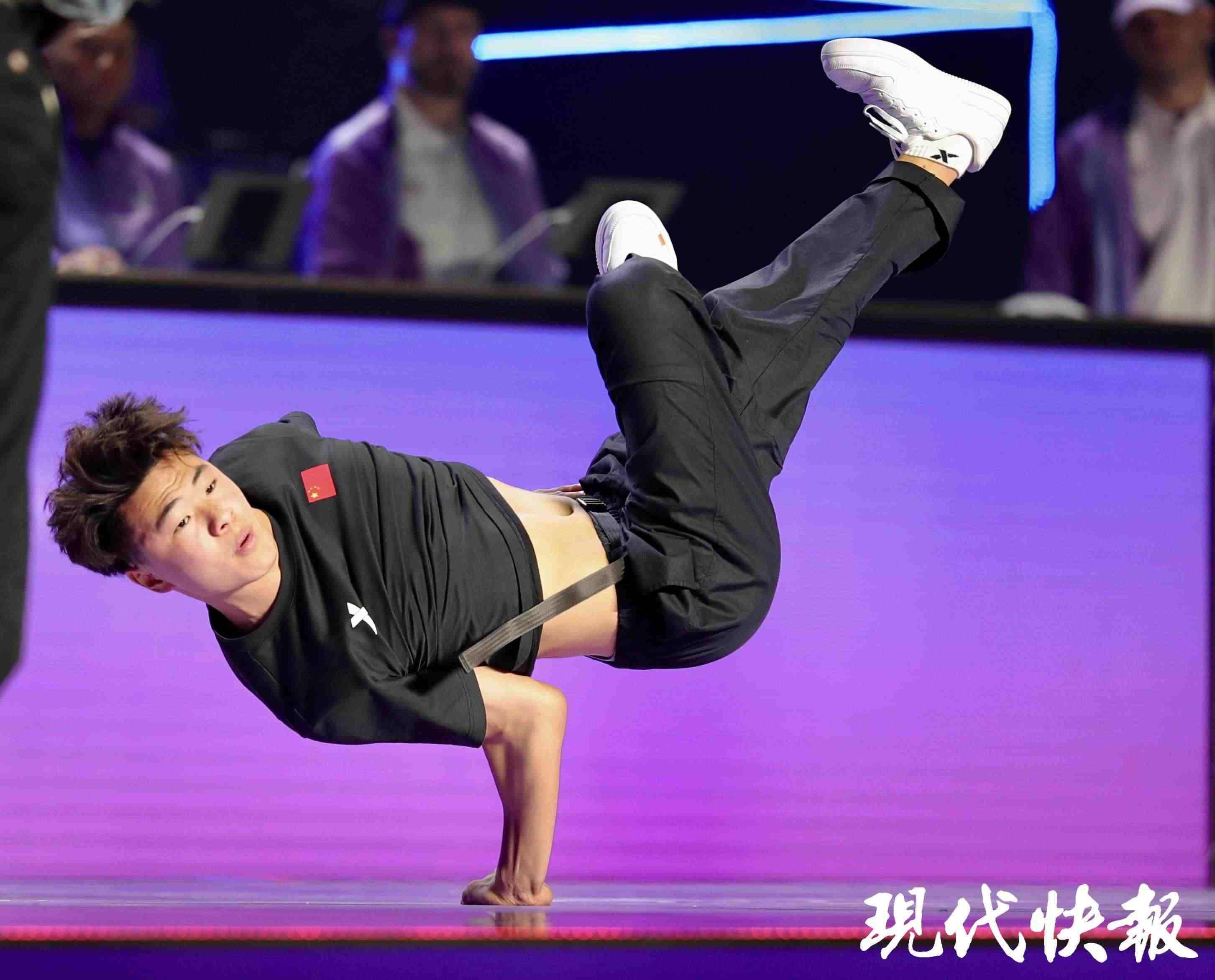 中國(guó)運(yùn)動(dòng)員亓祥宇在霹靂舞比賽上