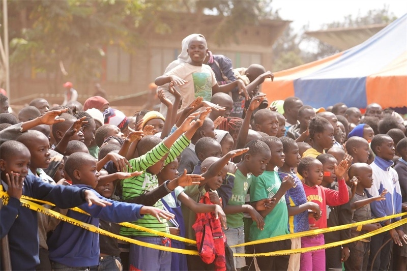 孩子們觀看達(dá)人秀。主辦方供圖