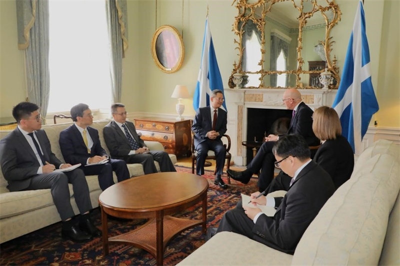 中國(guó)駐英國(guó)大使鄭澤光在愛丁堡會(huì)見蘇格蘭首席部長(zhǎng)斯溫尼。中國(guó)駐英國(guó)使館供圖