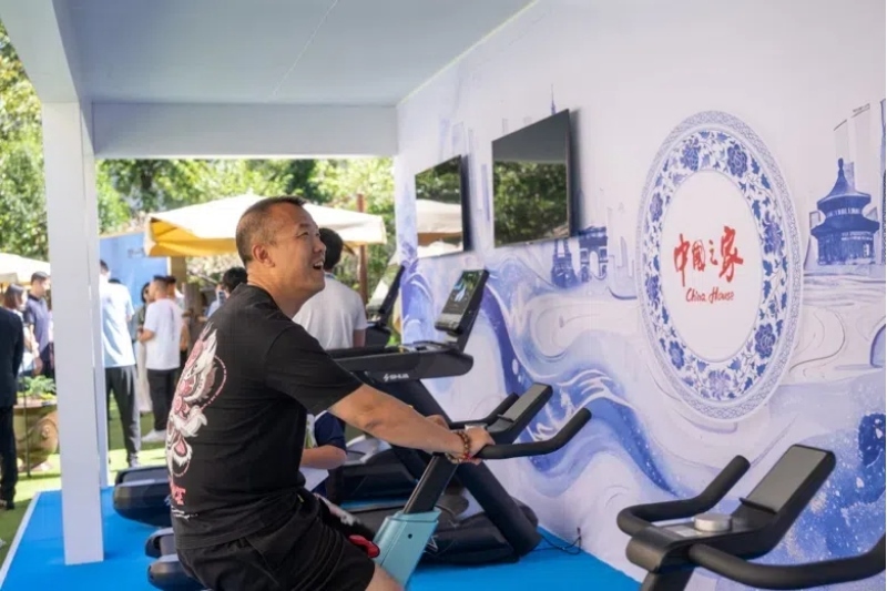 參觀者在智慧體育公園體驗(yàn)動(dòng)感單車。巴黎