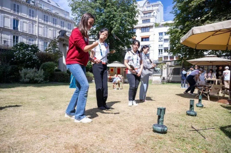 中外友人體驗(yàn)投壺游戲。巴黎