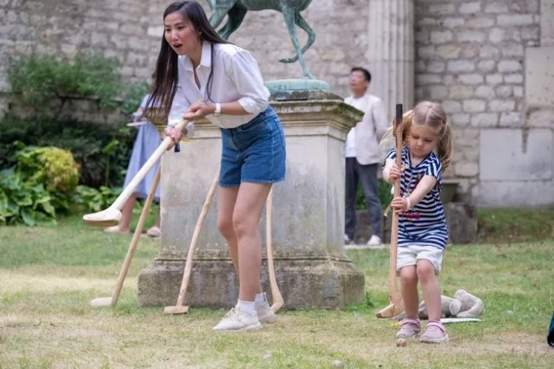 小朋友體驗(yàn)捶丸游戲。巴黎