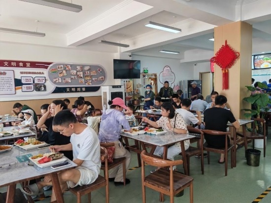 清水灣社區(qū)食堂坐滿了前來就餐的居民。新華社記者 鄒欣媛 攝