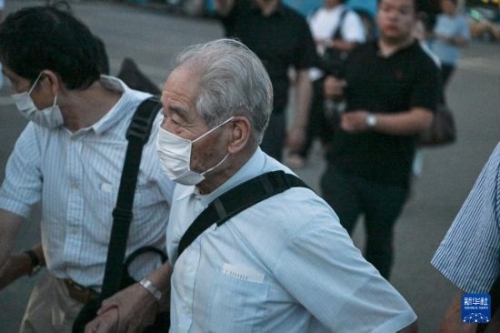 8月12日晚，侵華日軍第七三一部隊（簡稱“731部隊”）“少年隊”原隊員清水英男，乘機抵達哈爾濱。新華社記者 王松 攝