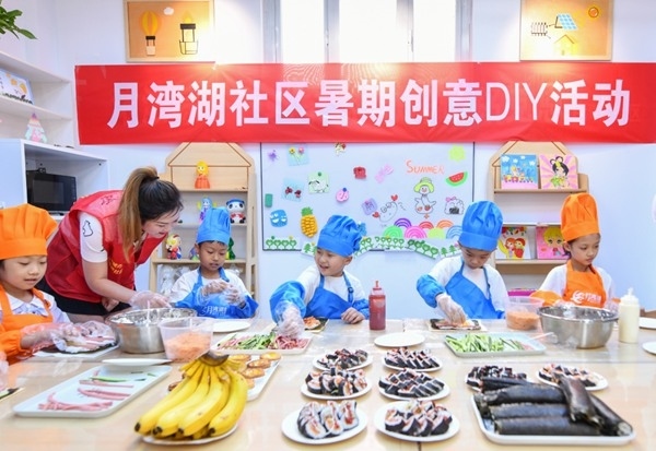 漯河市月灣湖社區(qū)青少年活動室里，志愿者教孩子們做手工。 齊國霞攝