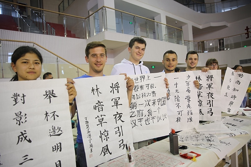 2017年6月5日，來自青島大學(xué)和中國石油大學(xué)（華東）的外國留學(xué)生在展示現(xiàn)場完成的書法作品。